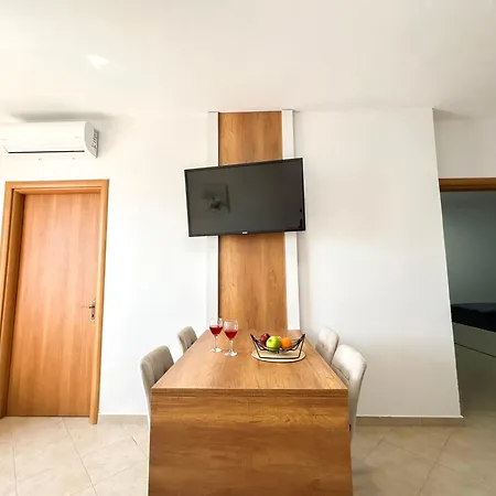 Apartment 2 Bedroom 980 *